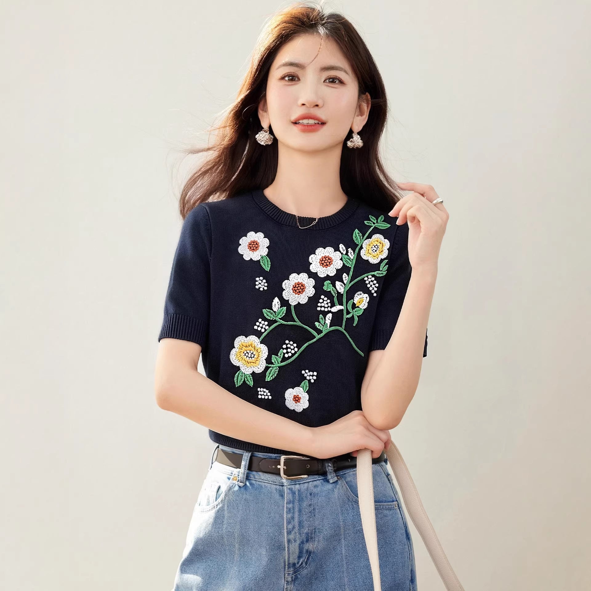 Retro black flower embroidered knitted short sleeved T-shirt for women's summer new small short top