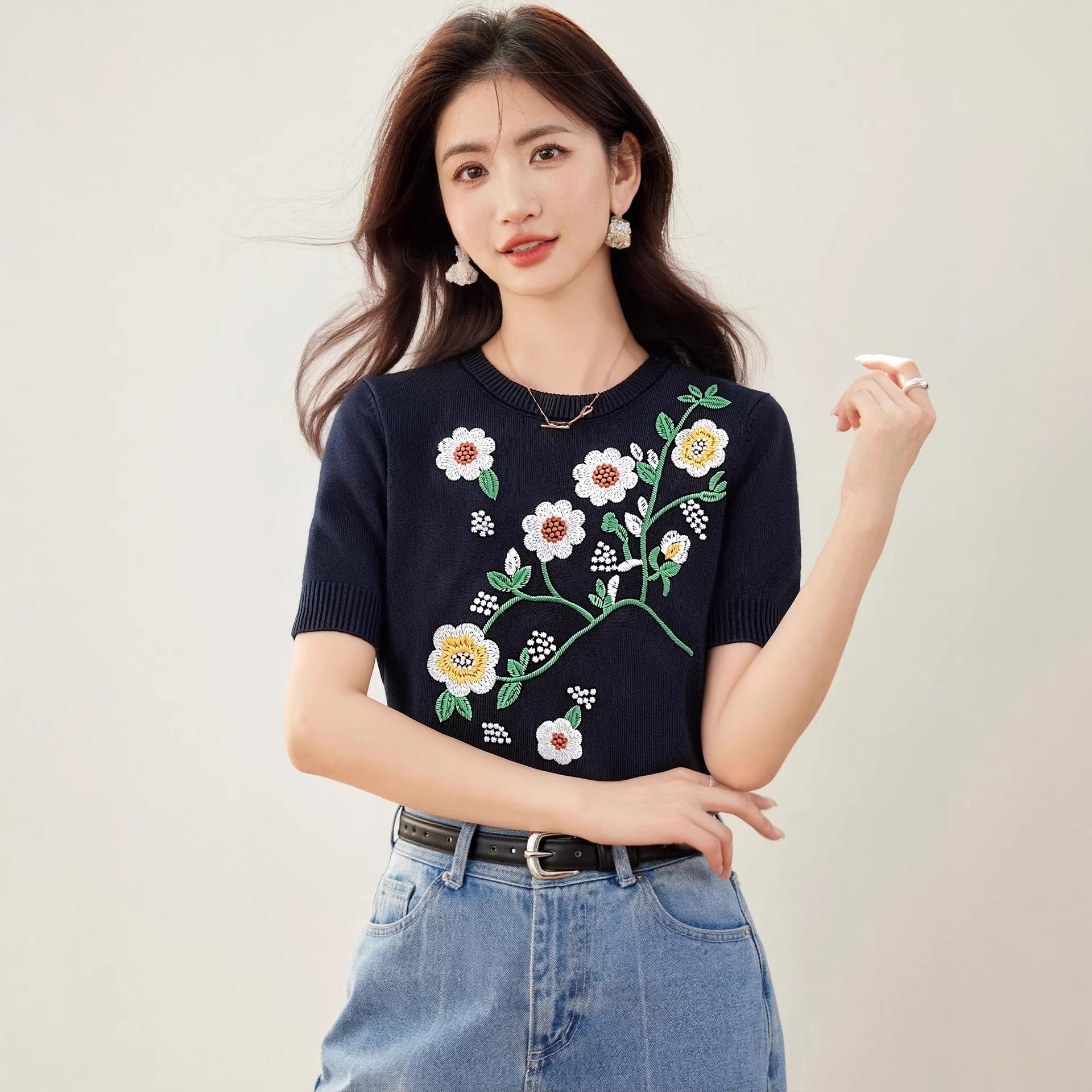 Retro black flower embroidered knitted short sleeved T-shirt for women's summer new small short top
